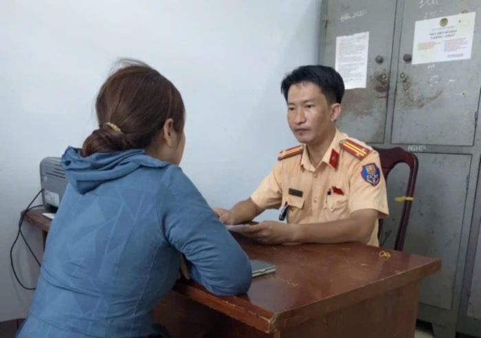 Lực lượng CSGT mowgfi nữ tài xế lên làm việc, xử lý vi phạm