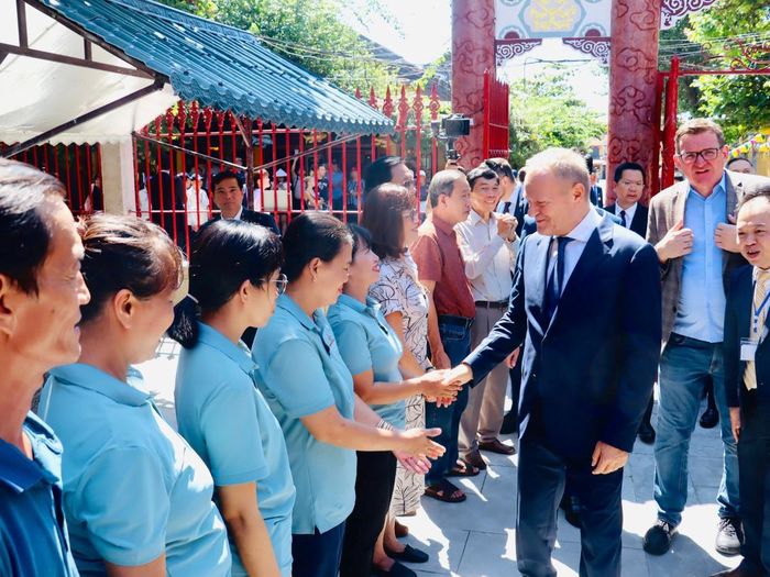 Thủ tướng Cộng hòa Ba Lan Donald Tusk giao lưu với người dân địa phương trong Hội quán Quảng Đông