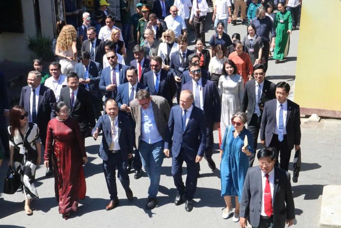 Lãnh đạo TP Đà Nẵng và ngành Văn hoá giới thiệu với đoàn về những giá trị văn hóa truyền thống, nét kiến trúc đặc trưng cùng sức hấp dẫn của Hội An - đô thị di sản có bề dày lịch sử, văn hóa và là điểm đến nổi tiếng của Việt Nam.