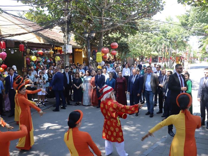 Đoàn đại biểu thưởng thức nghệ thuật truyền thống hát bài chòi