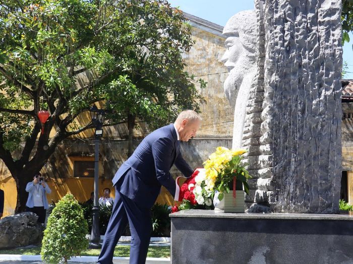 Thủ tướng Cộng hòa Ba Lan Donald Tusk đặt hoa tại tượng đài kiến trúc sư Kazimierz Kwiatkowski.