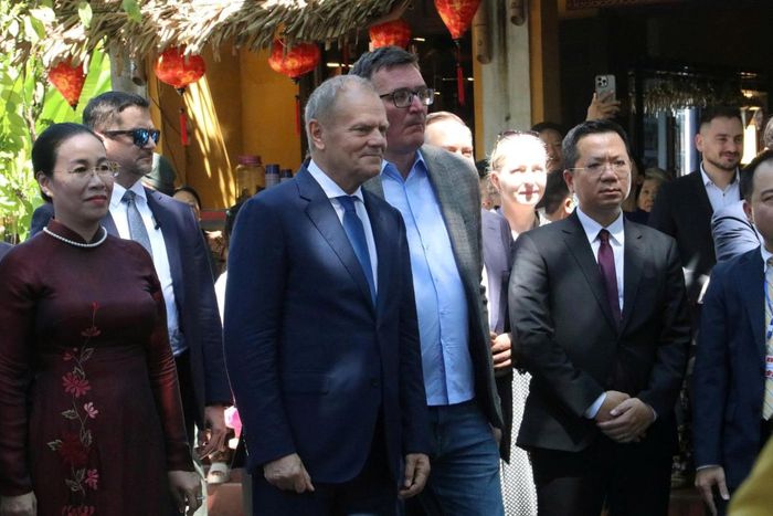 Thủ tướng Cộng hòa Ba Lan Donald Tusk nghe đại diện Trung tâm Bảo tồn di sản văn hóa thế giới Hội An giới thiệu thông tin về Phố cổ Hội An