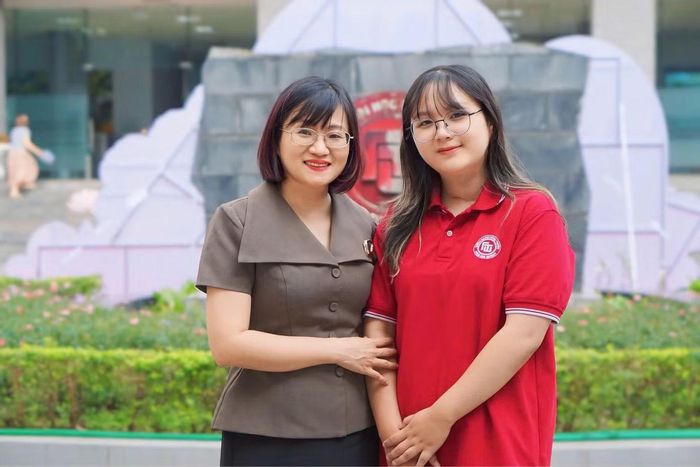 Cô Nguyễn Thúy Anh - Phó Hiệu trưởng trường Kinh doanh, trường ĐH Ngoại thương, là một trong những người đồng hành, hỗ trợ Hà Châu trong quá trình học tập tại trường.