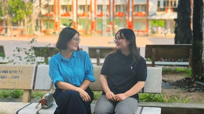 Dù đã rời mái trường THPT Chuyên Hoàng Văn Thụ, Hà Châu vẫn luôn trân trọng và biết ơn cô giáo Vũ Thị Hằng cùng những thầy cô đã đồng hành, động viên trong những ngày tháng khó khăn.