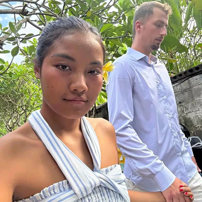 Cặp đôi quen nhau qua một ứng dụng hẹn hò.