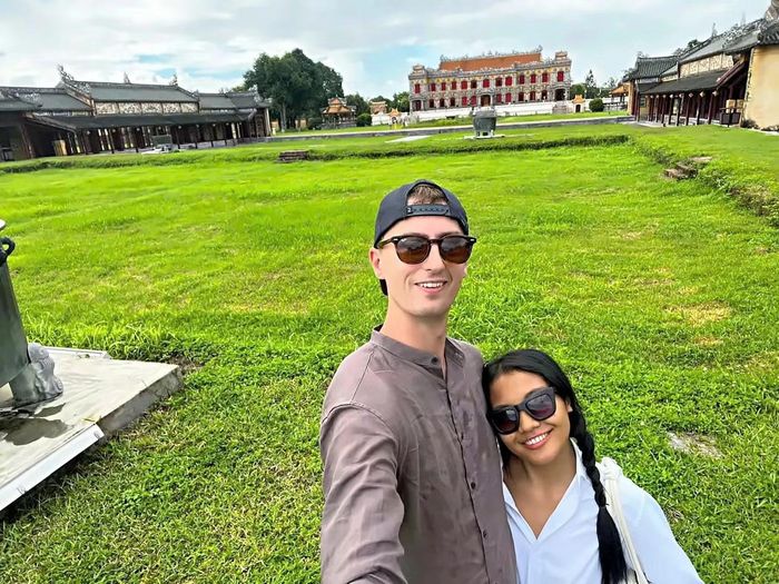 Anh Nick có hành trình dài kiên trì khi theo đuổi cô gái Việt. Ảnh: NVCC