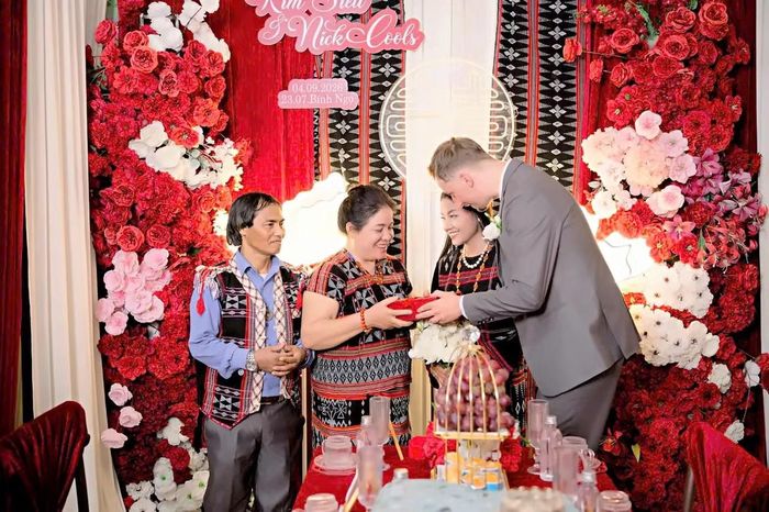 Bố mẹ Siêu hạnh phúc khi con gái tìm được người bạn đời của riêng mình. Ảnh: NVCC
