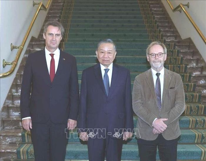 Tổng Bí thư, Chủ tịch nước Tô Lâm cùng Chủ tịch Hạ viện Peter De Roover (bìa phải) và Chủ tịch Thượng viện Vincent Blondel (bìa trái) chụp ảnh chung. Ảnh: TTXVN