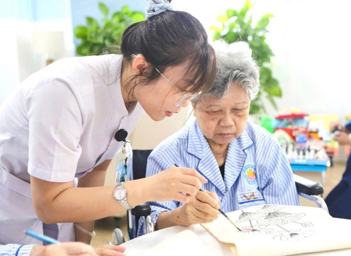 Người cao tuổi tham gia sinh hoạt tại Đơn vị Chăm sóc sức khỏe người cao tuổi ban ngày, Bệnh viện Phục hồi chức năng và Điều trị bệnh nghề nghiệp TPHCM, phường Chánh Hưng, TPHCM. Ảnh: THÀNH AN
