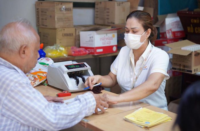  Nhân viên bưu điện chi trả lương hưu cho người hưởng. Ảnh: Vietnam Post 