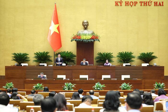 Các đồng chí lãnh đạo Quốc hội điều hành phiên họp sáng 24-10. Ảnh: QUANG PHÚC