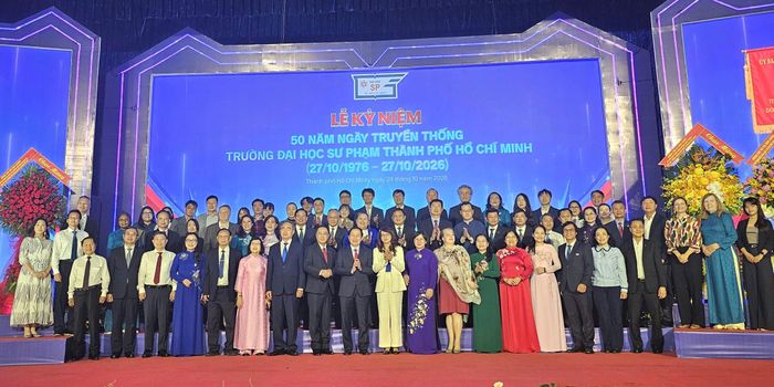  Các đại biểu chụp ảnh lưu niệm tại sự kiện. 