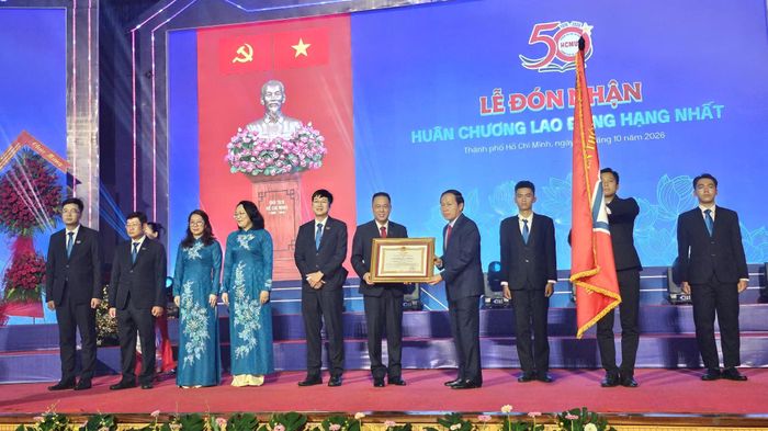  Phó Thủ tướng Lê Tiến Châu trao Huân chương Lao động hạng Nhất của Chủ tịch nước cho tập thể lãnh đạo Trường ĐH Sư phạm TPHCM. 