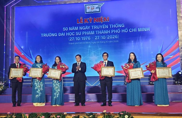  Phó Chủ tịch UBND TPHCM Nguyễn Mạnh Cường trao bằng khen của Chủ tịch UBND TPHCM cho tập thể, cá nhân Trường ĐH Sư phạm TPHCM 
