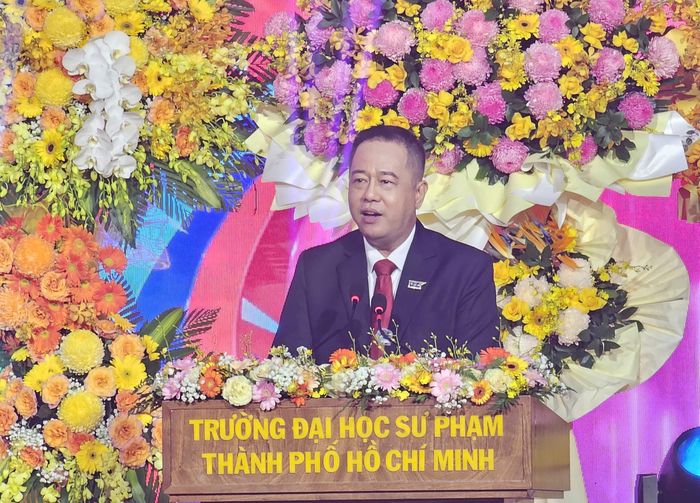  GS-TS Huỳnh Văn Sơn, Hiệu trưởng Trường ĐH Sư phạm TPHCM, phát biểu. 