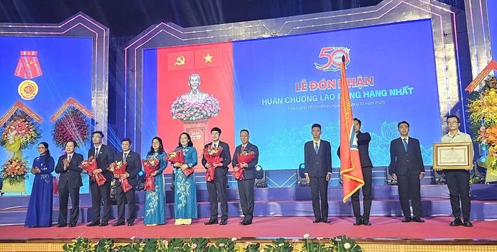  Phó Thủ tướng Lê Tiến Châu trao Huân chương Lao động hạng Nhất và Thứ trưởng Bộ GD-ĐT Nguyễn Thị Quyên Thanh tặng hoa chúc mừng tập thể lãnh đạo Trường ĐH Sư phạm TPHCM. 