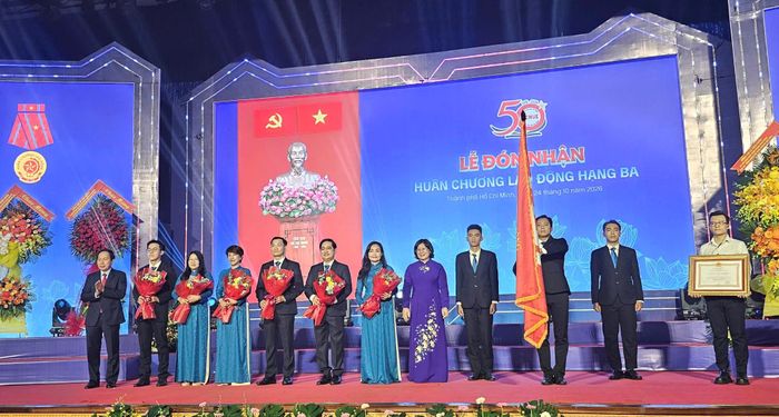  Phó Thủ tướng Lê Tiến Châu trao Huân chương Lao động hạng Ba và Phó Bí thư Thành ủy TPHCM Văn Thị Bạch Tuyết tặng hoa chúc mừng tập thể Khoa Tiếng Trung Trường ĐH Sư phạm TPHCM. 