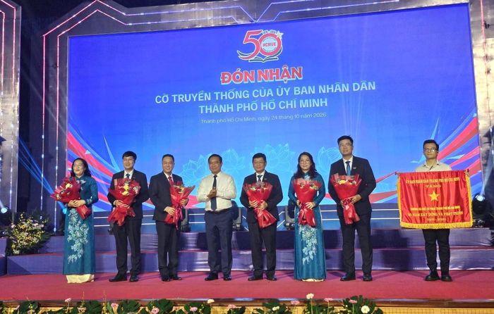  Chủ tịch UBND TPHCM Nguyễn Văn Được trao tặng cờ truyền thống của UBND TPHCM cho tập thể Trường ĐH Sư phạm TPHCM. 