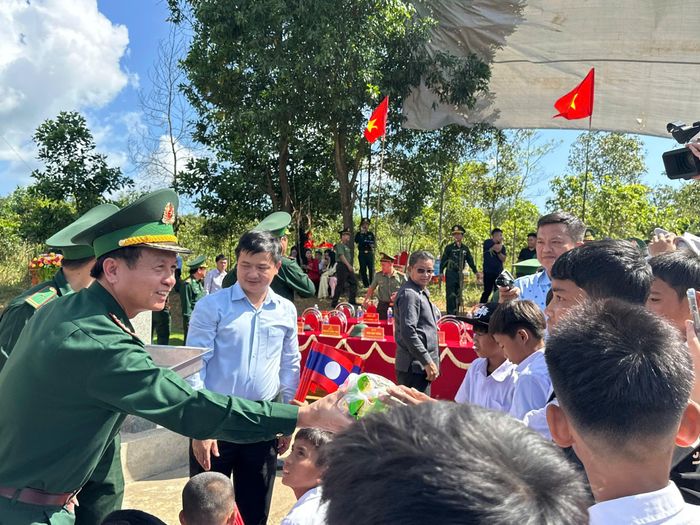 Tặng bánh kẹo cho học sinh 