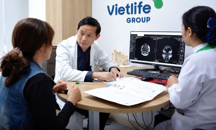 GS-TS Kiều Đình Hùng tư vấn cho người bệnh mắc bệnh lý cột sống. Ảnh: THU HUYỀN