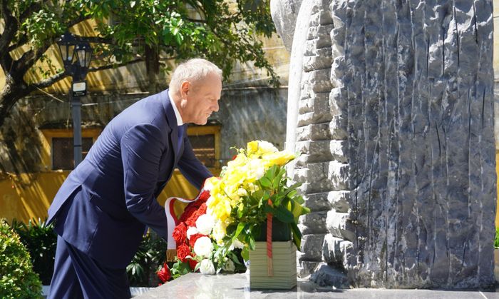  Thủ tướng Donald Tusk dâng hoa tại Tượng đài Kiến trúc sư Kazimierz Kwiatkowski 