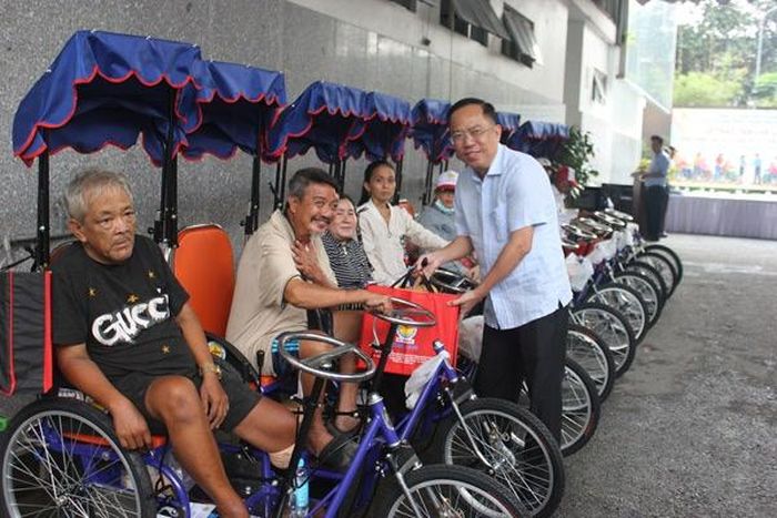 Ông Trương Vĩnh Tùng, Bí thư Đảng ủy, Tổng giám đốc XSKT Thành phố Hồ Chí Minh TPHCM trao xe lăn cho người khuyết tật