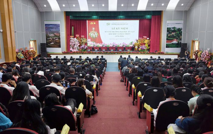 Đông đảo thế hệ giảng viên, cựu sinh viên về dự lễ kỷ niệm. Ảnh: ĐOÀN KIÊN