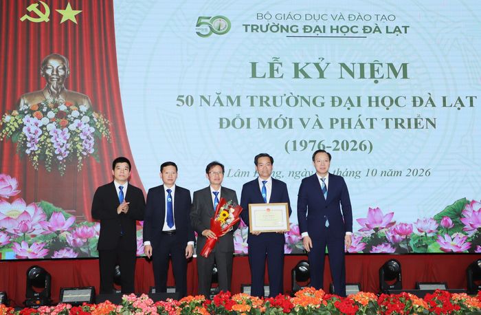 Thứ trưởng Bộ Giáo dục và Đào tạo Đoàn Trung Kiên trao bằng khen của Bộ Giáo dục và Đào tạo cho Trường Đại học Đà Lạt có thành tích tiêu biểu, xuất sắc. Ảnh: ĐOÀN KIÊN