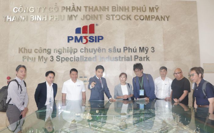  Các đại biểu tham quan, tìm hiểu về Khu công nghiệp chuyên sâu Phú Mỹ 3. Ảnh: QUANG VŨ 