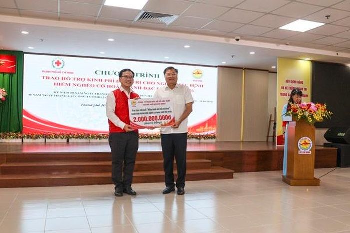 Đại diện Công ty XSKT Thành phố Chí Minh (bên phài) trao bảng tưởng trưng kinh phí 2 tỷ đồng cho Hội Chữ thập đỏ Việt Nam TP.HCM