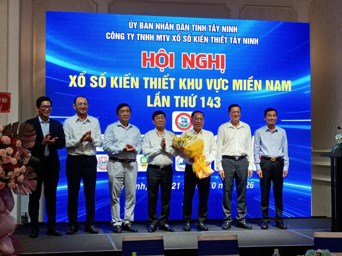 Ra mắt Ban Thường trực Hội đồng Xổ số kiến thiết miền Nam nhiệm kỳ 2026 – 2028, ông Trương Vĩnh Tùng (Người cầm hoa) – Bí thư Đảng ủy, Tổng Giám đốc Công ty TNHH MTV Xổ số kiến thiết Thành phố Hồ Chí Minh – đã được bầu giữ chức vụ Chủ tịch Hội đồng
