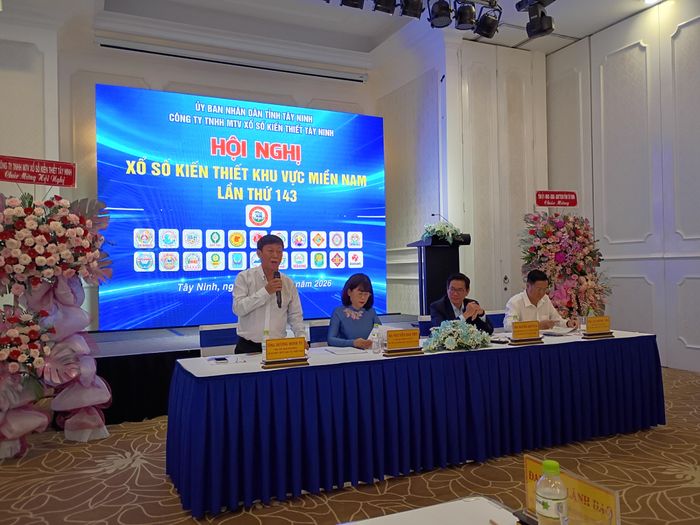 Ông Dương Minh Tú-Quyền Chủ tịch, Giám đốc Công ty XSKT Bà Rịa-Vũng Tàu, Phó Chủ tịch Hội đồng XSKT Khu vực Miền Nam đang trả lời các thắc mắc của các Doanh nghiệp XSKT thành viên tại Hội nghị