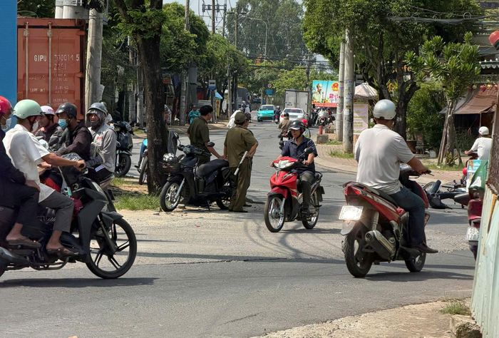 Công an phong tỏa, khám nghiệm hiện trường để điều tra. Ảnh: KIẾN VĂN