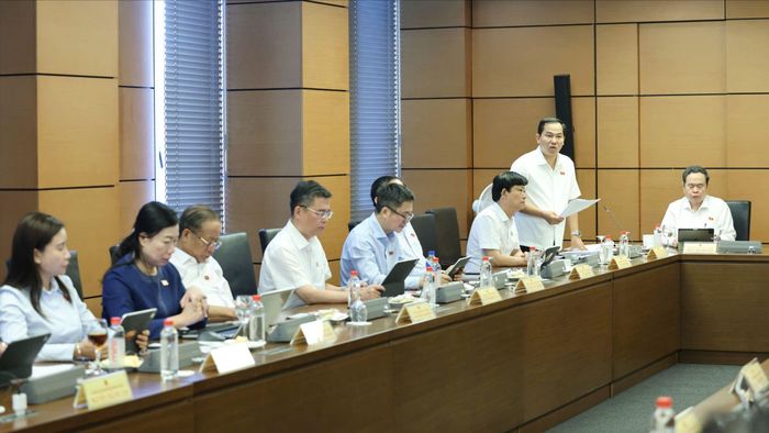  Các đại biểu thảo luận tại tổ đại biểu Quốc hội TPHCM sáng 24-10. Ảnh: QUANG PHÚC 