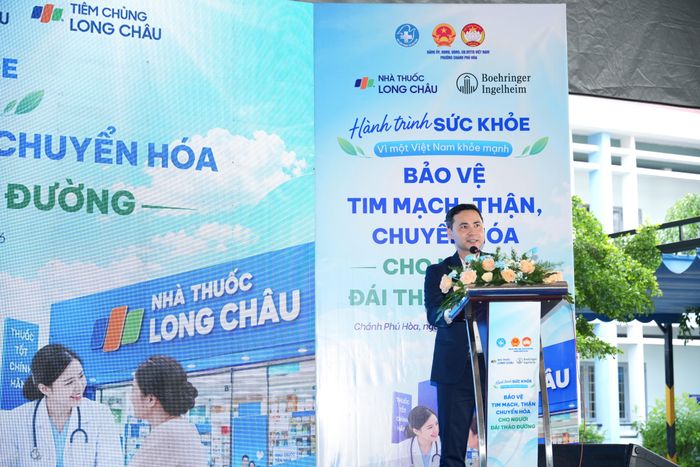  Ông Apisak Khunwet - Tổng Giám đốc Boehringer Ingelheim Việt Nam phát biểu tại chương trình 