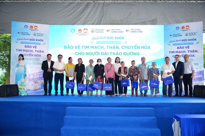  Ban tổ chức tặng quà cho các hộ gia đình có hoàn cảnh khó khăn 