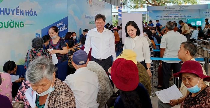  Lãnh đạo phường Chánh Phú Hòa thăm hỏi, động viên người dân đến khám, tầm soát sức khỏe 
