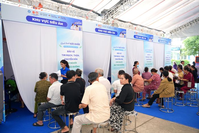  Người dân chờ khám siêu âm 