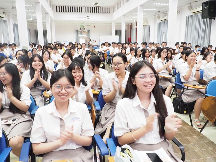 Học sinh Trường THPT chuyên Lê Hồng Phong hào hứng tham gia hoạt động ngoại khóa "Lan tỏa văn hóa đọc - Nơi trang sách cất lời"