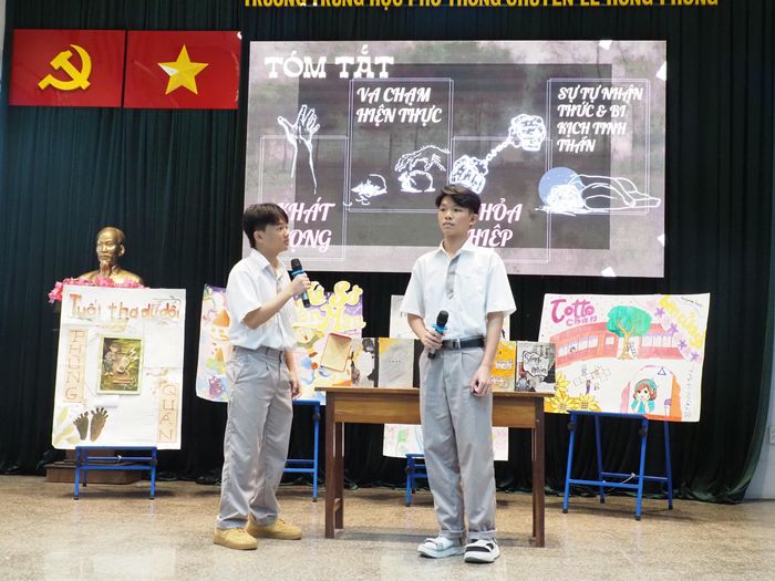 Học sinh tham gia tiểu phẩm minh họa tác phẩm "Sống mòn" của nhà văn Nam Cao tại hoạt động ngoại khóa "Lan tỏa văn hóa đọc - Nơi trang sách cất lời" do Tổ Ngữ văn, Trường THPT chuyên Lê Hồng Phong tổ chức