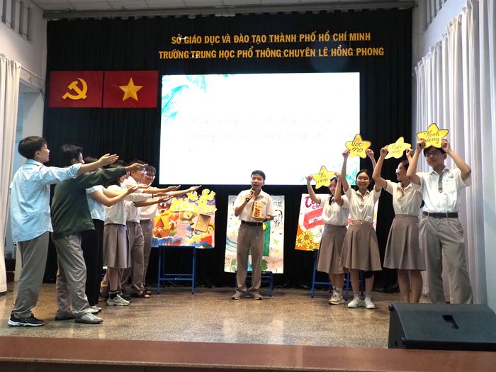 Trần Minh Gia Bảo và tập thể học sinh lớp 10CA1, Trường THPT chuyên Lê Hồng Phong chuyển tải thông điệp về ước mơ thông qua tác phẩm "Hai đứa trẻ" của nhà văn Thạch Lam
