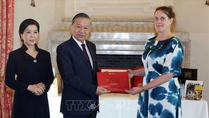 Tổng Bí thư, Chủ tịch nước Tô Lâm và Phu nhân tặng sách cho Thư viện Hoàng gia Bỉ. Ảnh: TTXVN