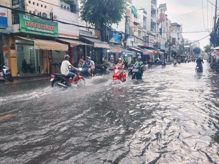 Đợt triều cường mạnh từ ngày 11 đến 13-10 tại TPHCM. Nước triều lên, gây ngập đường Hưng Phú (phường Chánh Hưng). Ảnh: KIÊN CƯỜNG
