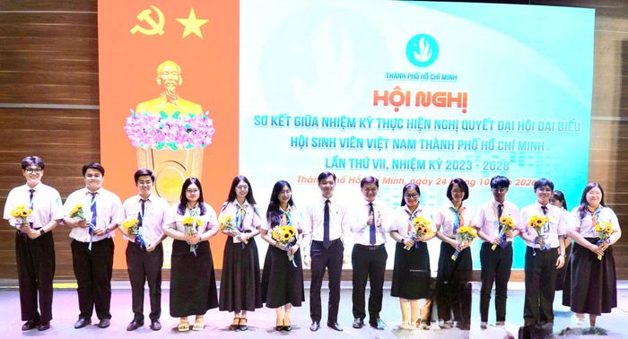 Lãnh đạo Trung ương Đoàn và TPHCM chúc mừng các sinh viên được bầu bổ sung Ban Chấp hành Hội Sinh viên Việt Nam TPHCM