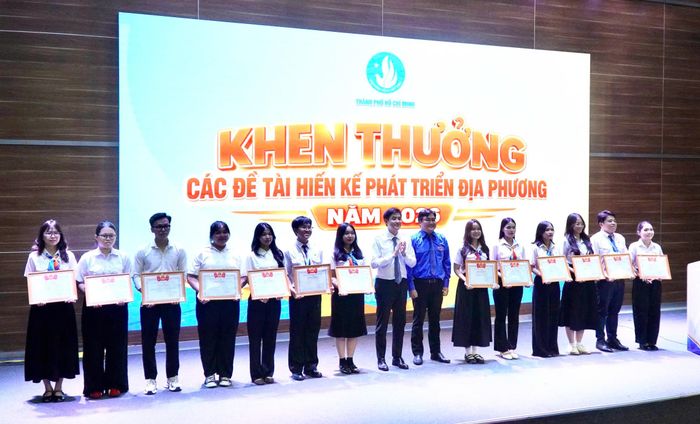 Phó Chủ tịch Thường trực Trung ương Hội Sinh viên Việt Nam Lâm Tùng và Bí thư Thành đoàn TPHCM Ngô Minh Hải trao khen thưởng đến sinh viên