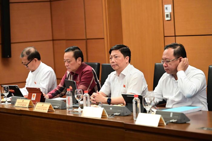  Các đại biểu tại thảo luận tổ chiều 24-10. Ảnh: ĐỖ TRUNG 