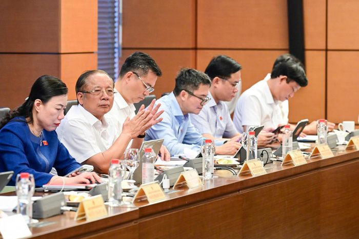  Các đại biểu tại thảo luận tổ chiều 24-10. Ảnh: ĐỖ TRUNG 