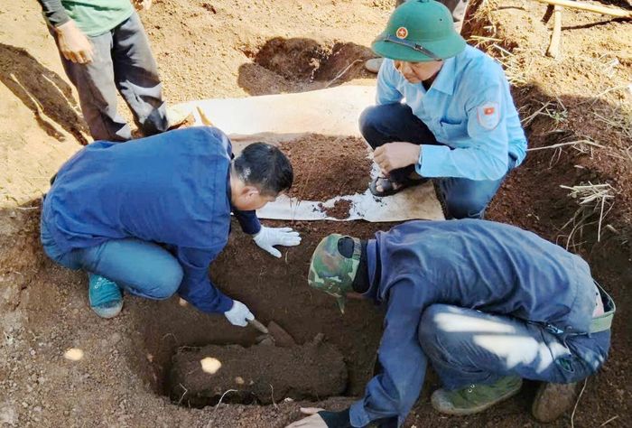  Đơn vị tìm kiếm mới phát hiện thêm 2 hài cốt liệt sĩ ở làng Bi. Ảnh: HUY BẮC 