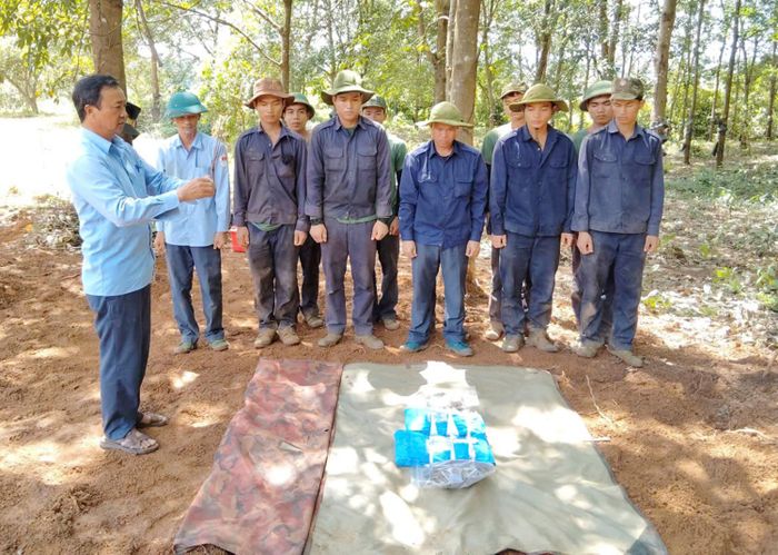  Đơn vị tìm kiếm dâng hương tưởng niệm các liệt sĩ. Ảnh: HUY BẮC 