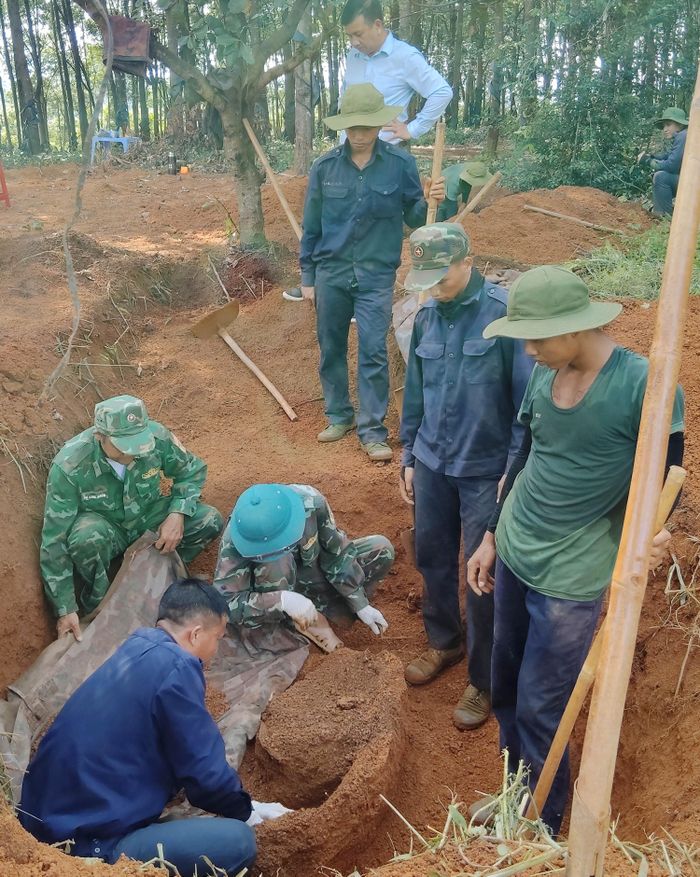  Các cán bộ, chiến sĩ quy tập hài cốt liệt sĩ nằm sâu dưới lớp đất làng Bi. Ảnh: HUY BẮC 